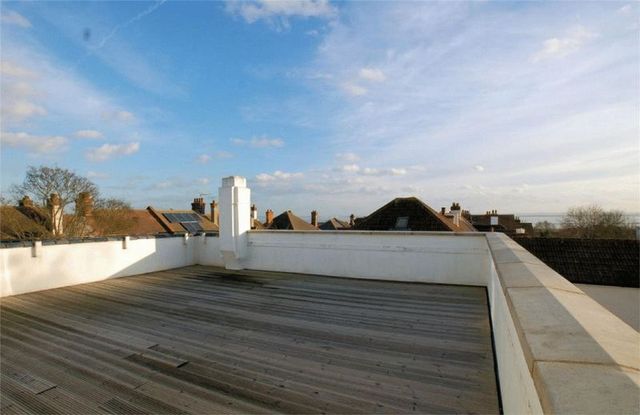  Image of 2 bedroom Flat to rent in Highcliff Drive Leigh-on-Sea SS9 at Highcliff Mansions Highcliff Drive Leigh-On-Sea, SS9 1DH