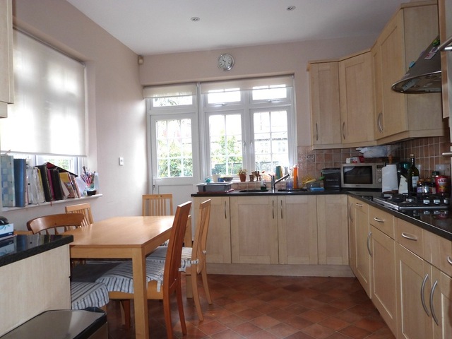  Image of 5 bedroom Semi-Detached house to rent in Highcroft Gardens London NW11 at GOLDERS GREEN  London, NW11 0LY