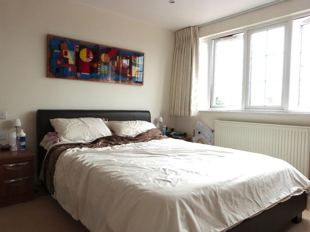  Image of 5 bedroom Semi-Detached house to rent in Highcroft Gardens London NW11 at GOLDERS GREEN  London, NW11 0LY