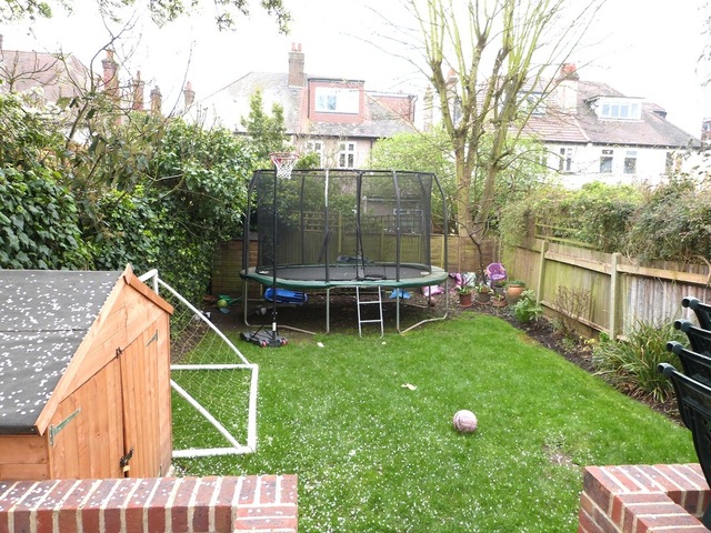  Image of 5 bedroom Semi-Detached house to rent in Highcroft Gardens London NW11 at GOLDERS GREEN  London, NW11 0LY