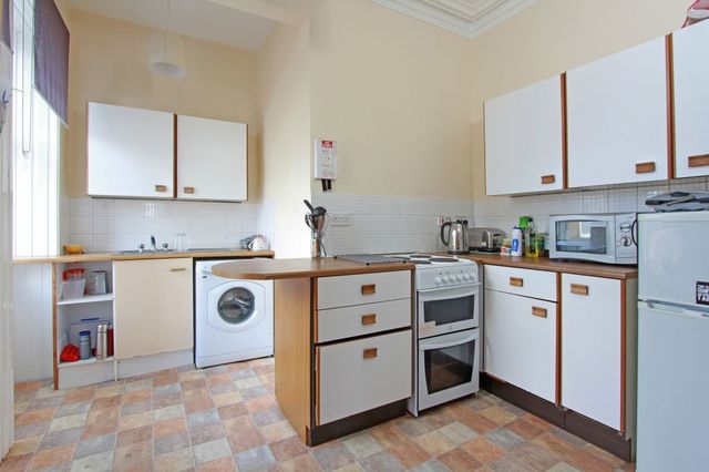  Image of 3 bedroom Flat to rent in Hope Park Crescent Edinburgh EH8 at Newington Edinburgh Edinburgh, EH8 9NA