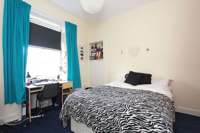  Image of 3 bedroom Flat to rent in Hope Park Crescent Edinburgh EH8 at Newington Edinburgh Edinburgh, EH8 9NA