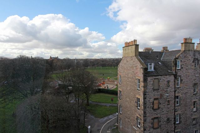  Image of 3 bedroom Flat to rent in Hope Park Crescent Edinburgh EH8 at Newington Edinburgh Edinburgh, EH8 9NA