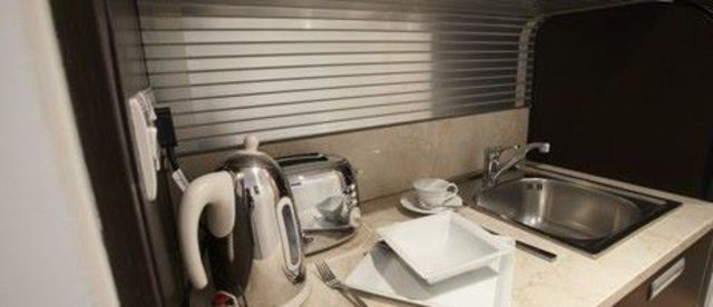  Image of Studio flat to rent in Kilburn High Road London NW6 at London, NW6 5UA