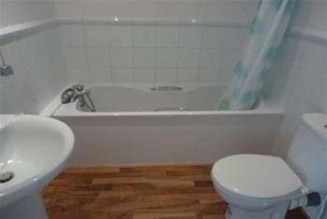  Image of 2 bedroom Flat to rent in Kings Avenue Parkstone Poole BH14 at Poole, BH14 9QQ
