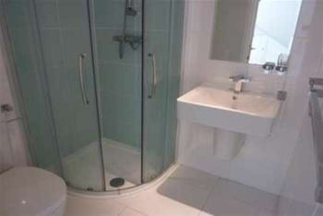  Image of 2 bedroom Flat to rent in Kings Avenue Parkstone Poole BH14 at Poole, BH14 9QQ