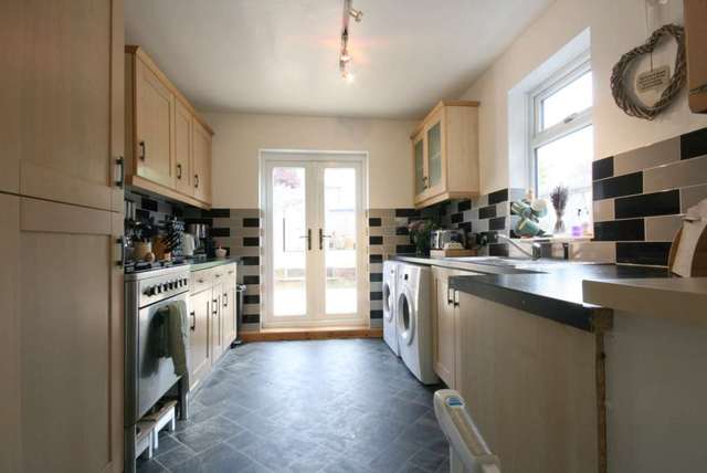  Image of 3 bedroom Semi-Detached house to rent in Kingsland Road Hemel Hempstead HP1 at Kingsland Road Boxmoor Hemel Hempstead, HP1 1QD