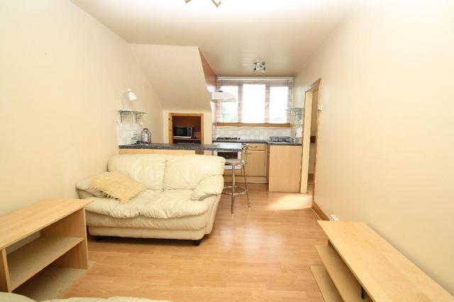  Image of 1 bedroom Property to rent in Lodge Drive London N13 at Lodge Drive London London, N13 5LB