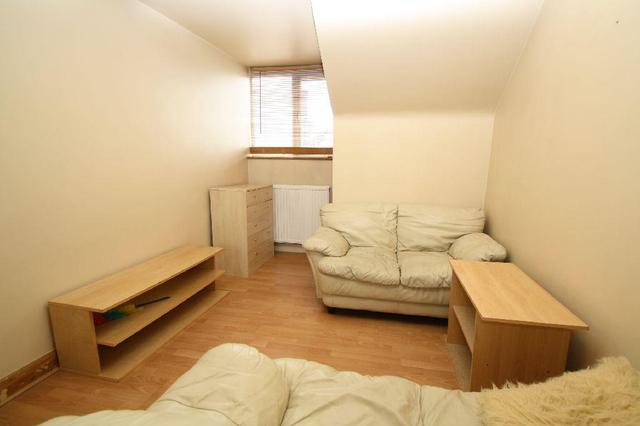  Image of 1 bedroom Property to rent in Lodge Drive London N13 at Lodge Drive London London, N13 5LB