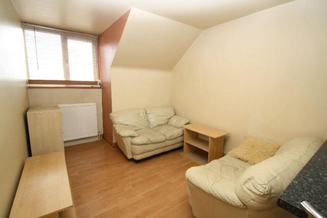  Image of 1 bedroom Property to rent in Lodge Drive London N13 at Lodge Drive London London, N13 5LB