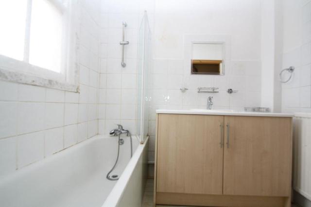  Image of 1 bedroom Property to rent in Lodge Drive London N13 at Lodge Drive London London, N13 5LB