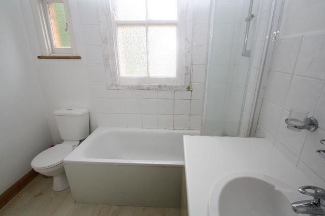  Image of 1 bedroom Property to rent in Lodge Drive London N13 at Lodge Drive London London, N13 5LB