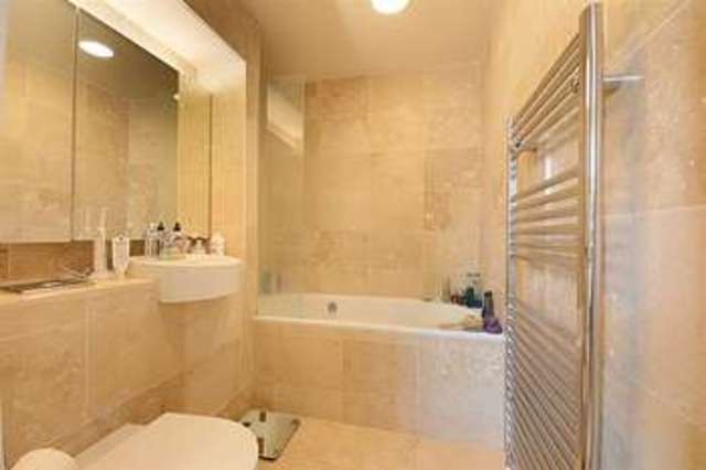  Image of 1 bedroom Flat to rent in Tower Bridge Road London SE1 at London bridge, SE1 3LZ