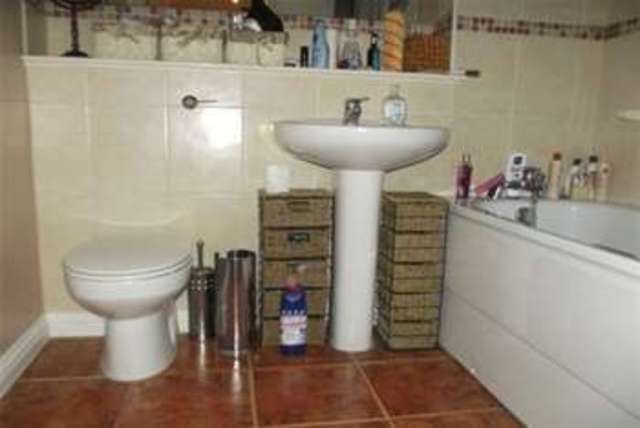  Image of 2 bedroom Flat to rent in Luton Road London E13 at London, E13 8HD