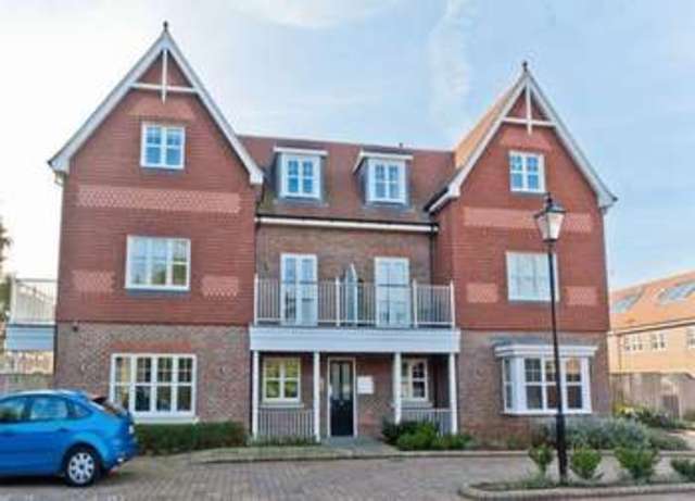  Image of 2 bedroom Flat to rent in Carlton Place Marlow SL7 at Carlton Place Dedmere Road Marlow, SL7 1AL