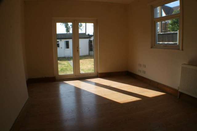 Image of 4 bedroom Semi-Detached house for sale in Meteor Road Westcliff-on-Sea SS0 at Meteor Road Westclif On Sea Westcliff On Sea, SS0 8DF