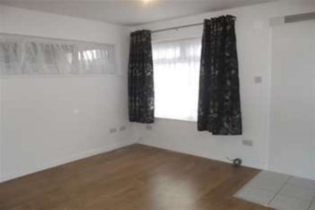  Image of 1 bedroom Flat to rent in Abbey Road Ilford IG2 at Newbury Park, IG2 7ND