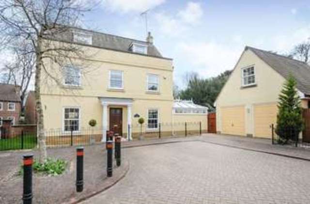  Image of 5 bedroom Detached house for sale in Otterbourne Walk Sherfield-on-Loddon Hook RG27 at Otterbourne Walk Sherfield-on-Loddon Hook, RG27 0SF