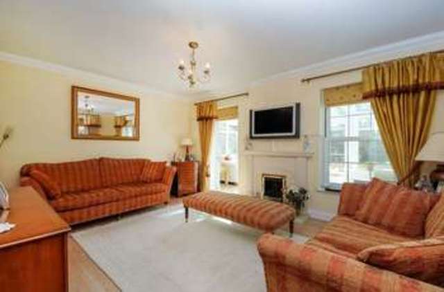  Image of 5 bedroom Detached house for sale in Otterbourne Walk Sherfield-on-Loddon Hook RG27 at Otterbourne Walk Sherfield-on-Loddon Hook, RG27 0SF