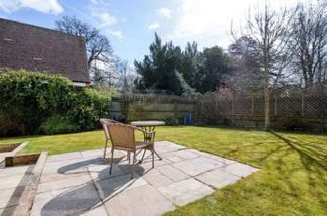  Image of 5 bedroom Detached house for sale in Otterbourne Walk Sherfield-on-Loddon Hook RG27 at Otterbourne Walk Sherfield-on-Loddon Hook, RG27 0SF