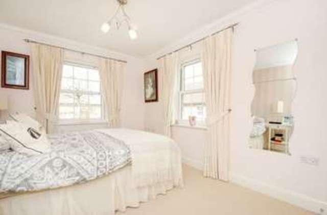 Image of 5 bedroom Detached house for sale in Otterbourne Walk Sherfield-on-Loddon Hook RG27 at Otterbourne Walk Sherfield-on-Loddon Hook, RG27 0SF