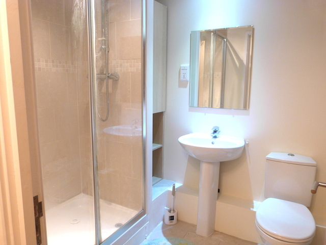  Image of 2 bedroom Flat to rent in Greyhound Hill London NW4 at HENDON  LONDON, NW4 4JE
