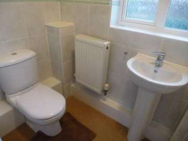  Image of 4 bedroom Detached house to rent in Penland Road Bexhill-on-Sea TN40 at Bexhill, TN40 2JG