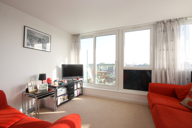  Image of 2 bedroom Flat to rent in Phoenix Way London SW18 at London  Wandsworth Town, SW18 2PW