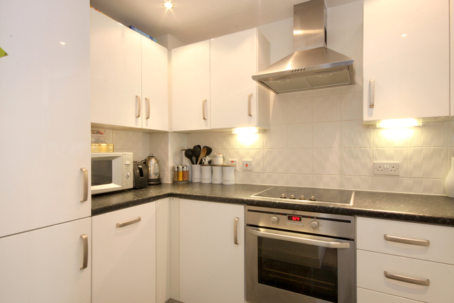  Image of 2 bedroom Flat to rent in Phoenix Way London SW18 at London  Wandsworth Town, SW18 2PW