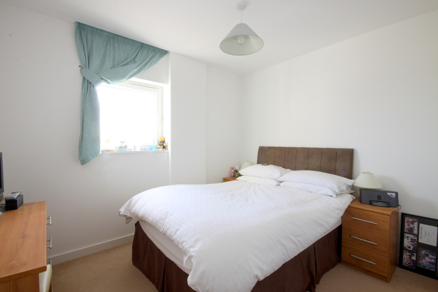  Image of 2 bedroom Flat to rent in Phoenix Way London SW18 at London  Wandsworth Town, SW18 2PW