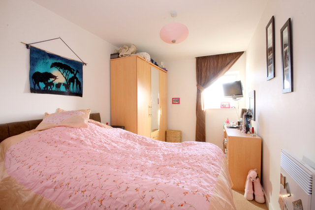  Image of 2 bedroom Flat to rent in Phoenix Way London SW18 at London  Wandsworth Town, SW18 2PW