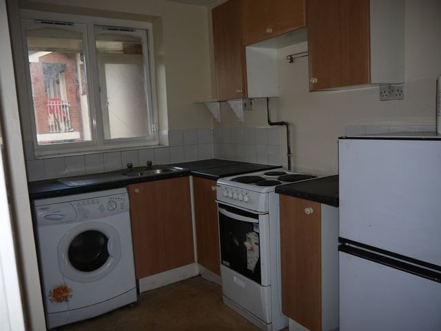  Image of 2 bedroom Flat to rent in Regency Court Bradford BD8 at Regency Court  BRADFORD, BD8 9EX