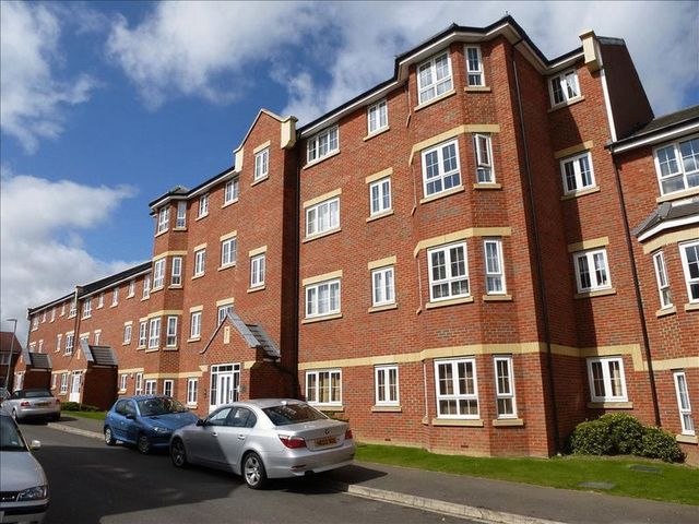  Image of 2 bedroom Flat for sale in Watling Gardens Dunstable LU6 at Watling Gardens  Dunstable, LU6 3FD