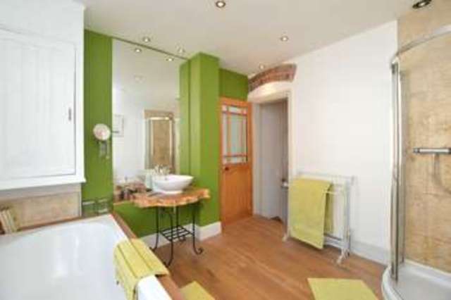  Image of 3 bedroom Terraced house to rent in West Grove Road Exeter EX2 at St Leonards  Exeter, EX2 4LU
