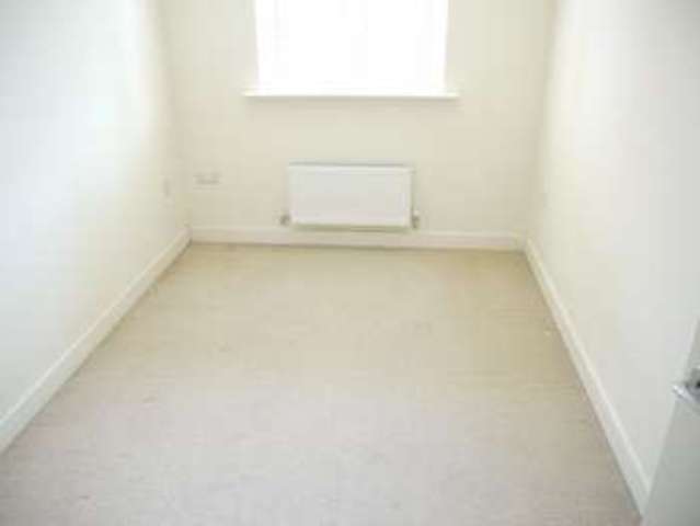  Image of 2 bedroom Flat to rent in Gamble Close Southampton SO19 at Gamble Close Sholing SOUTHAMPTON, SO19 2PQ