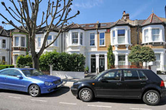  Image of 3 bedroom Flat for sale in Temple Road London NW2 at Cricklewood, NW2 6PN