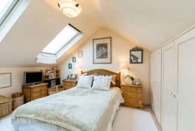  Image of 3 bedroom Flat for sale in Temple Road London NW2 at Cricklewood, NW2 6PN