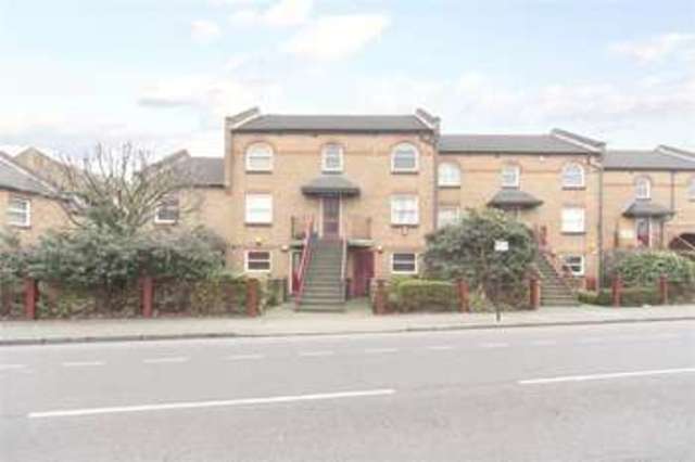  Image of 2 bedroom Flat to rent in Victoria Park Road London E9 at South Hackney London South Hackney, E9 7JJ