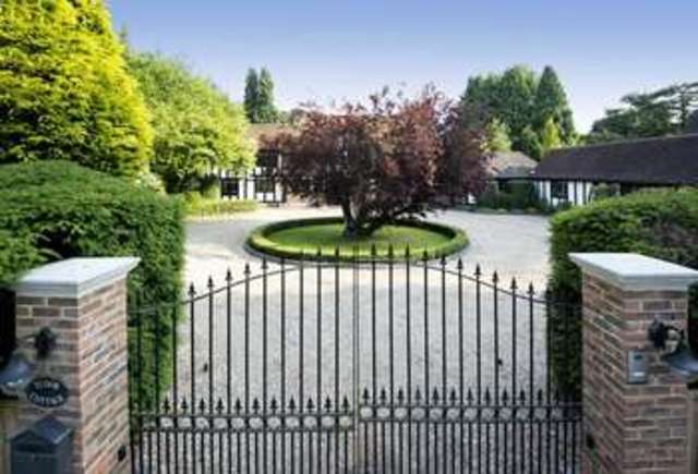  Image of 5 bedroom Detached house for sale in Hurst Drive Walton on the Hill Tadworth KT20 at Hurst Drive  Walton on the Hill, KT20 7QT