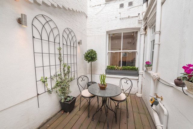  Image of 2 bedroom Flat for sale in Ashburn Gardens London SW7 at London  Cromwell Road, SW7 4DG
