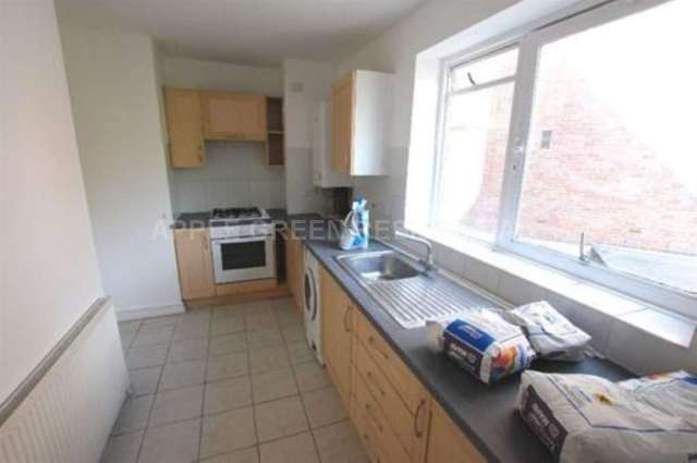  Image of 3 bedroom Flat to rent in Belsize Road London NW6 at Belsize Road South Hampstead London, NW6 4RY