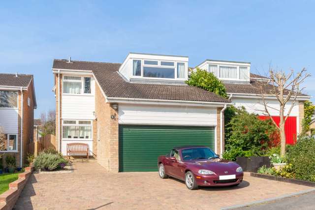  Image of 4 bedroom Detached house for sale in Bridle Way Berkhamsted HP4 at Bridle Way  Berkhamsted, HP4 1BS