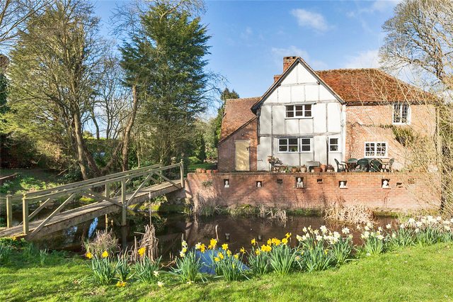  Image of 5 bedroom Detached house for sale in Broughton Broughton Aylesbury HP22 at Buckinghamshire  Bierton, HP22 5AW