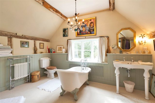  Image of 5 bedroom Detached house for sale in Broughton Broughton Aylesbury HP22 at Buckinghamshire  Bierton, HP22 5AW