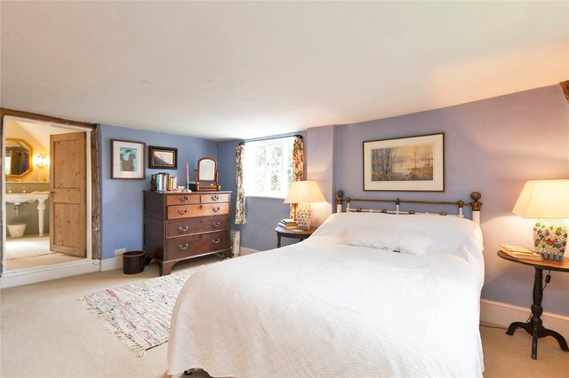  Image of 5 bedroom Detached house for sale in Broughton Broughton Aylesbury HP22 at Buckinghamshire  Bierton, HP22 5AW