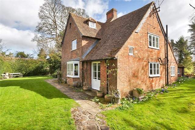 Image of 5 bedroom Detached house for sale in Broughton Broughton Aylesbury HP22 at Buckinghamshire  Bierton, HP22 5AW