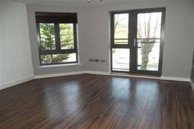  Image of 2 bedroom Flat to rent in Buckhurst Way Buckhurst Hill IG9 at Buckhurst Hill, IG9 6HD