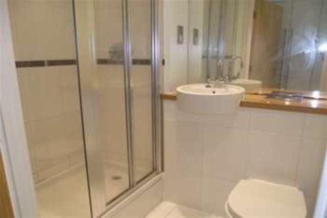  Image of 2 bedroom Flat to rent in Buckhurst Way Buckhurst Hill IG9 at Buckhurst Hill, IG9 6HD