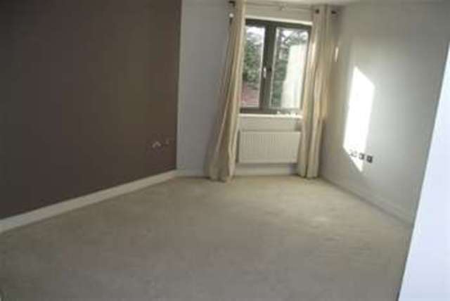  Image of 2 bedroom Flat to rent in Buckhurst Way Buckhurst Hill IG9 at Buckhurst Hill, IG9 6HD