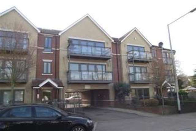 Image of 2 bedroom Flat to rent in Buckhurst Way Buckhurst Hill IG9 at Buckhurst Hill, IG9 6HD